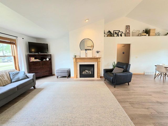 3226 E GREENLEAF DRIVE, Appleton, WI 54913