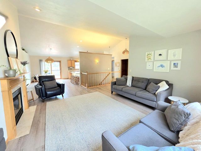 3226 E GREENLEAF DRIVE, Appleton, WI 54913