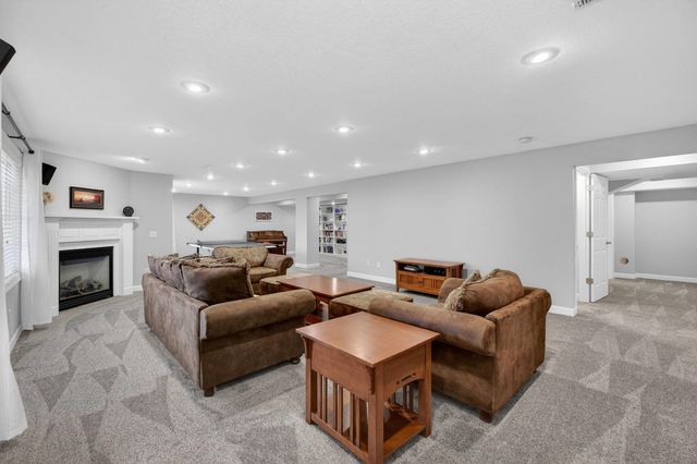 5280 Kristi Lane, Bettendorf, IA 52722
