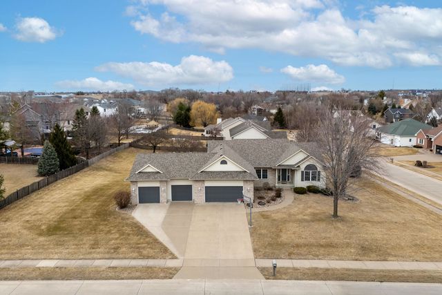 5280 Kristi Lane, Bettendorf, IA 52722