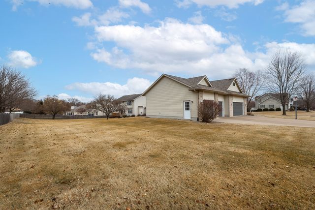 5280 Kristi Lane, Bettendorf, IA 52722
