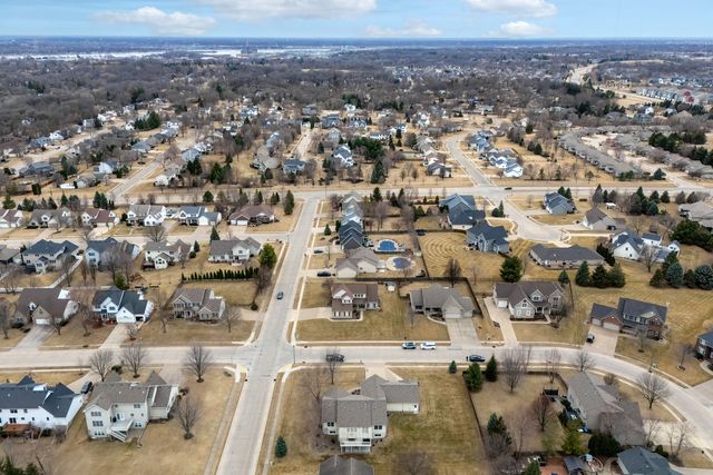 5280 Kristi Lane, Bettendorf, IA 52722