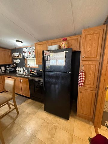 136 E Railroad Street, Hustonville, KY 40437