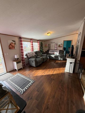 136 E Railroad Street, Hustonville, KY 40437