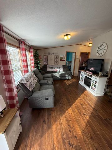 136 E Railroad Street, Hustonville, KY 40437