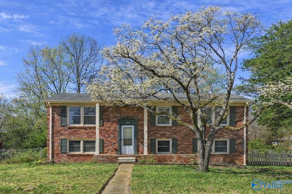 506 Town And Country Drive NW, Huntsville, AL 35806