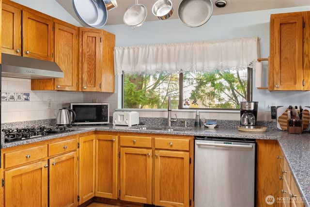 18654 NE 55th Street, Redmond, WA 98052