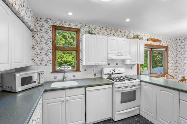 103 Cherrytree Lane, Roslyn Heights, NY 11577