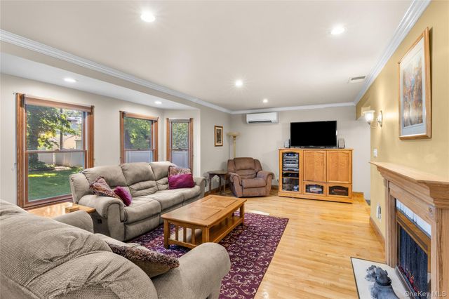 103 Cherrytree Lane, Roslyn Heights, NY 11577