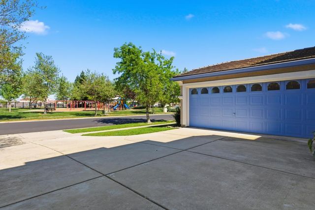 1300 Kensington Dr, Plumas Lake, CA 95961