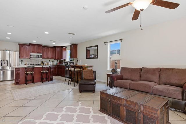 1300 Kensington Dr, Plumas Lake, CA 95961