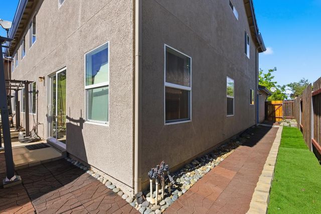 1300 Kensington Dr, Plumas Lake, CA 95961