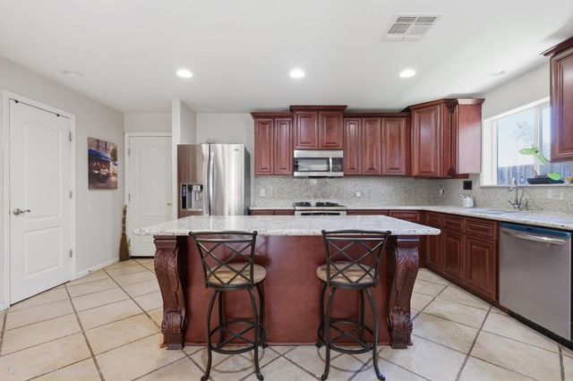 1300 Kensington Dr, Plumas Lake, CA 95961