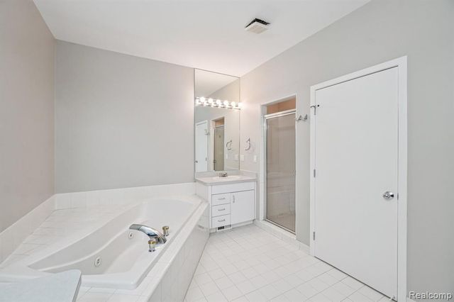 7366 Crackling Creek Circle 1, West Bloomfield, MI 48322