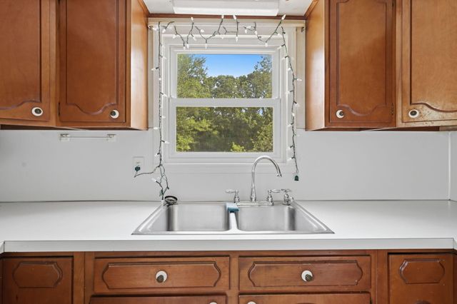 1158 W Reid Road, Flint, MI 48507