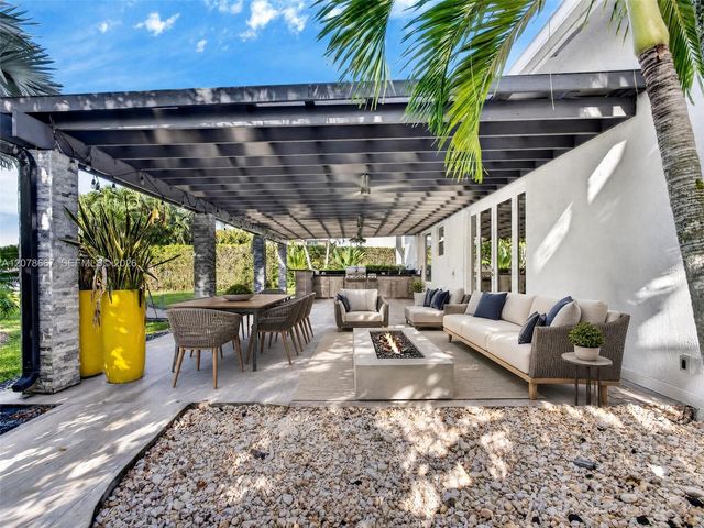 1371 Victoria Isle Drive, Weston, FL 33327