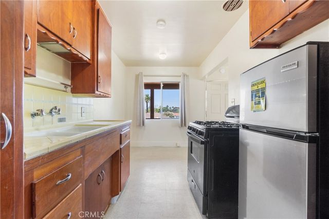 1876 Henderson Avenue, Long Beach, CA 90806