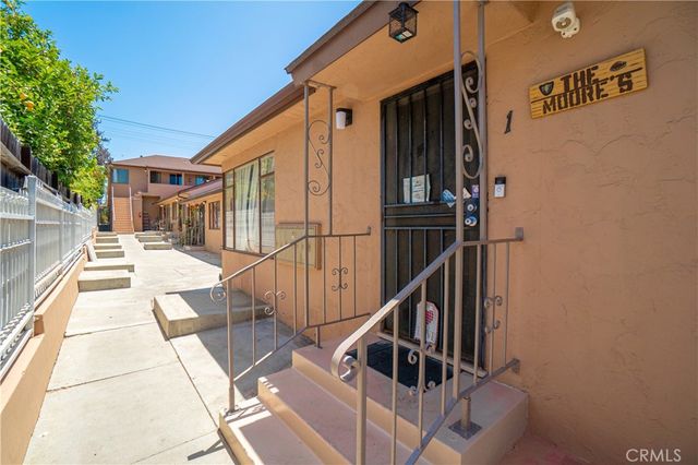 1876 Henderson Avenue, Long Beach, CA 90806