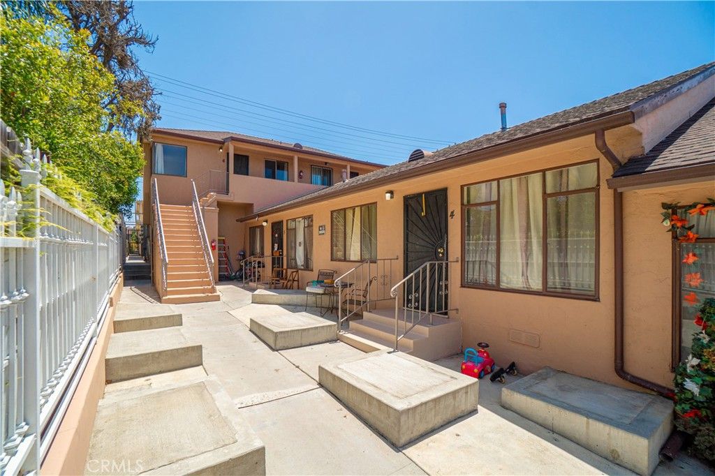 1876 Henderson Avenue, Long Beach, CA 90806