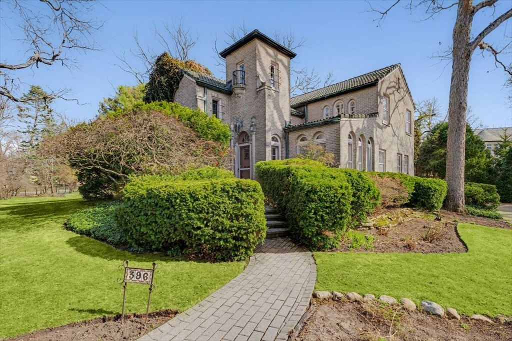 Image 2 of property listing at 396 Sheridan Road, Glencoe, IL 60022