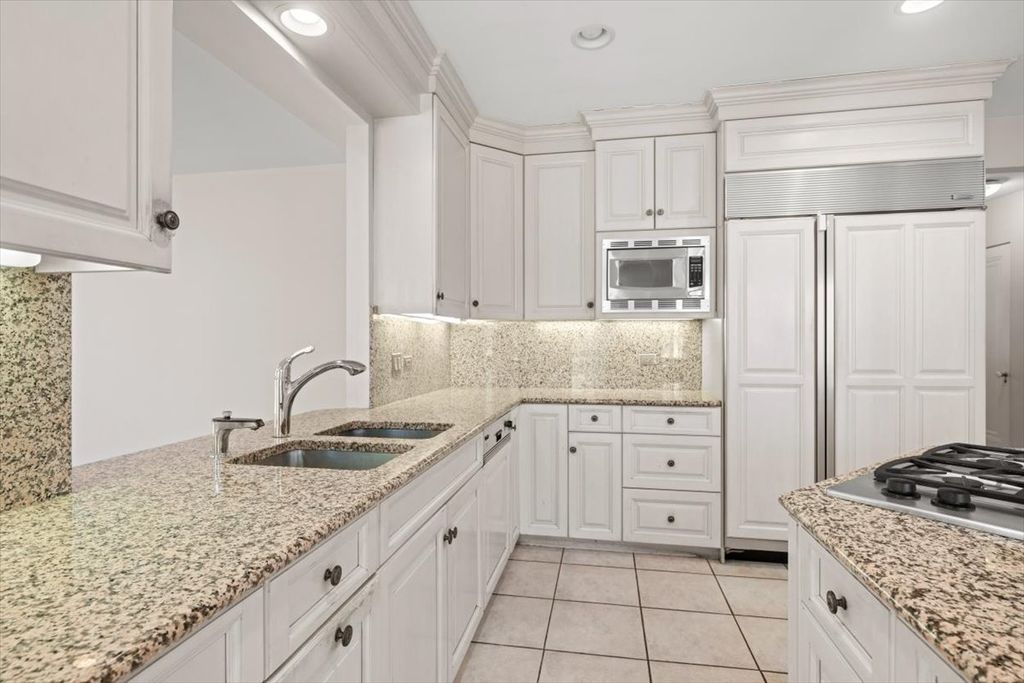 Image 13 of property listing at 396 Sheridan Road, Glencoe, IL 60022