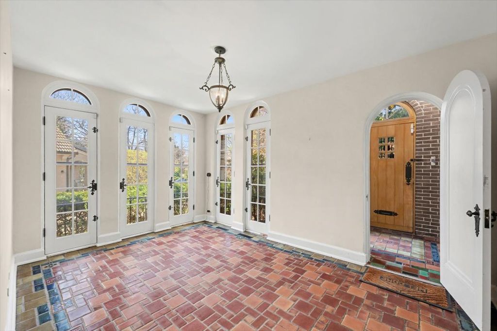 Image 4 of property listing at 396 Sheridan Road, Glencoe, IL 60022