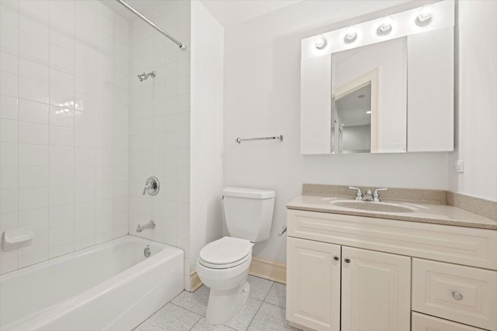 Image 33 of property listing at 396 Sheridan Road, Glencoe, IL 60022