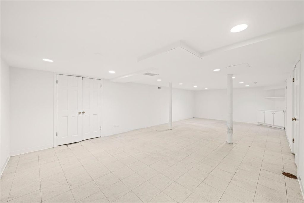 Image 34 of property listing at 396 Sheridan Road, Glencoe, IL 60022