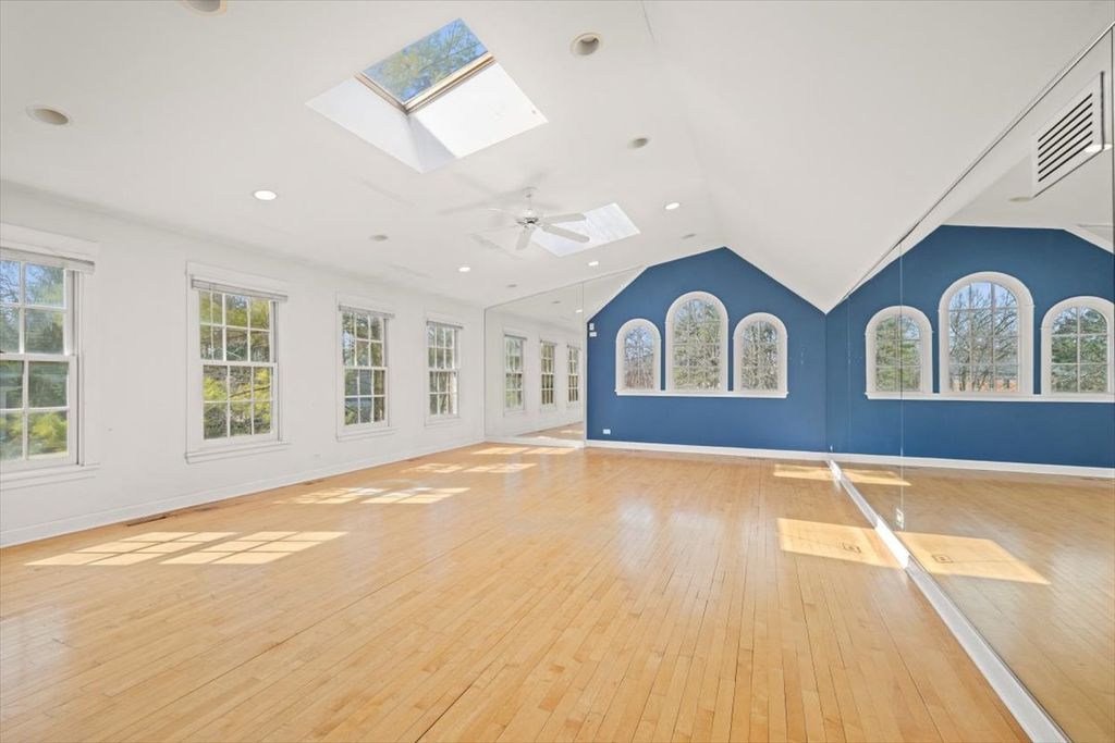Image 39 of property listing at 396 Sheridan Road, Glencoe, IL 60022