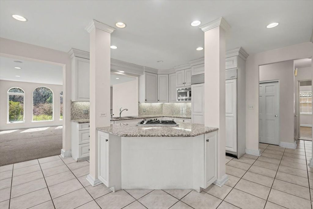 Image 10 of property listing at 396 Sheridan Road, Glencoe, IL 60022