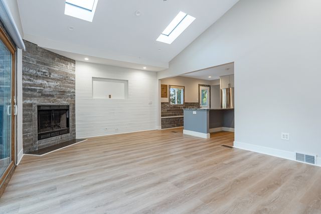 2008 KIRCHOFF Road, Rolling Meadows, IL 60008