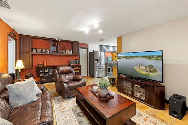511 Eastwood DR, Naples, FL 34110