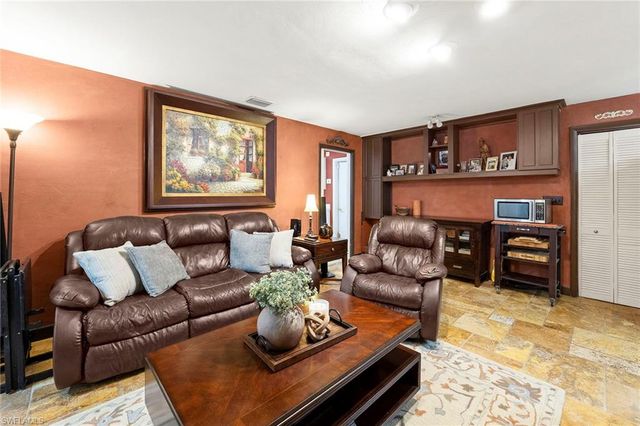 511 Eastwood DR, Naples, FL 34110