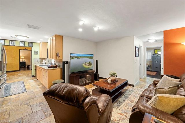 511 Eastwood DR, Naples, FL 34110
