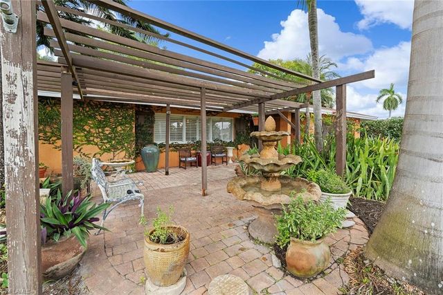 511 Eastwood DR, Naples, FL 34110