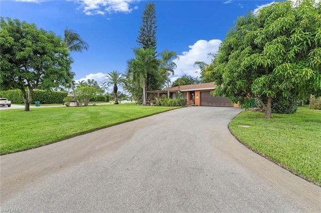 511 Eastwood DR, Naples, FL 34110