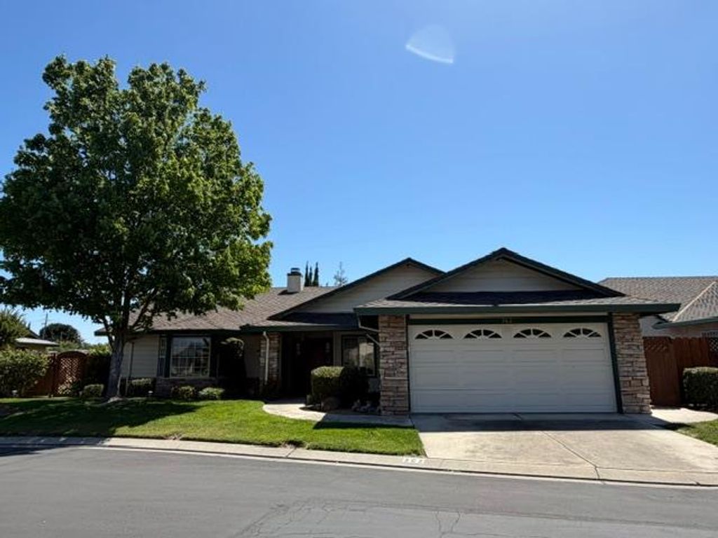 362 Garden Circle Dr, Manteca, CA 95336