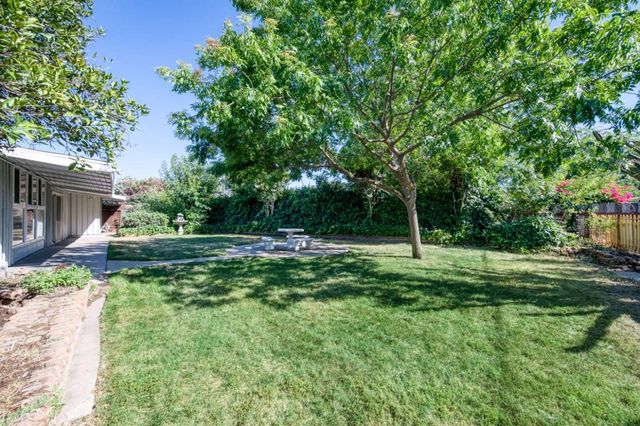 5512 E Ashlan Avenue, Fresno, CA 93727
