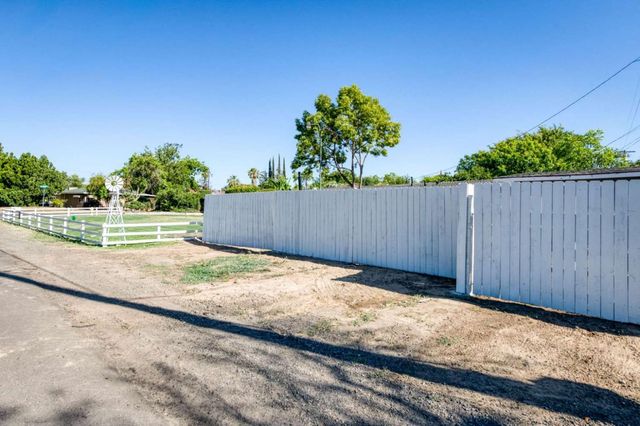 5512 E Ashlan Avenue, Fresno, CA 93727