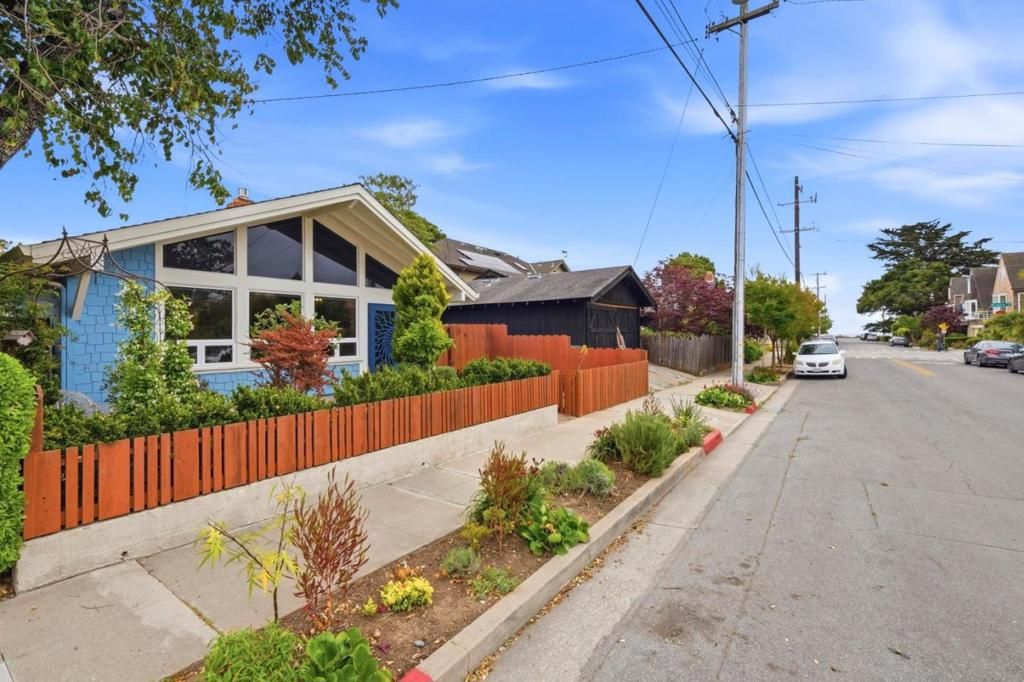 Image 3 of property listing at 212 3rd Avenue, Santa Cruz, CA 95062