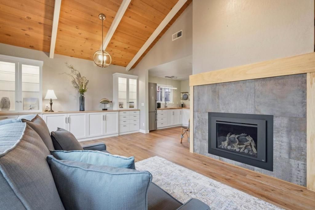Image 9 of property listing at 212 3rd Avenue, Santa Cruz, CA 95062