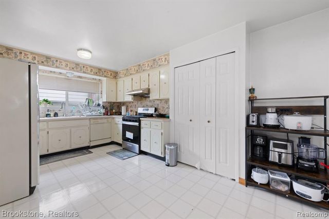 38982 Sutton Drive, Sterling Heights, MI 48310