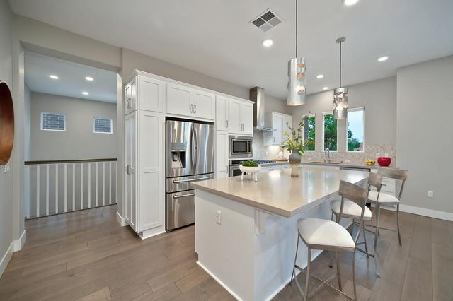 3335 Mckinley Village Way, Sacramento, CA 95816