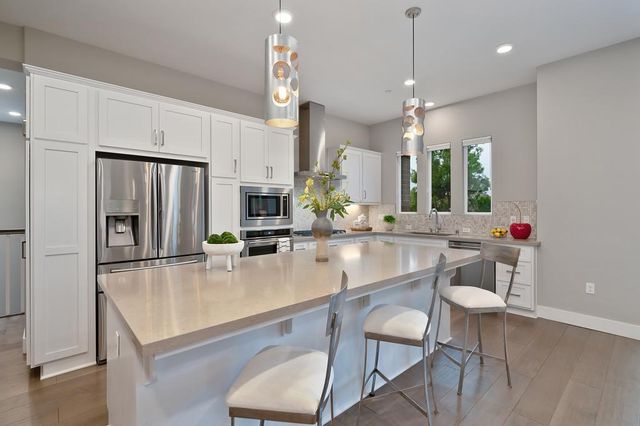 3335 Mckinley Village Way, Sacramento, CA 95816