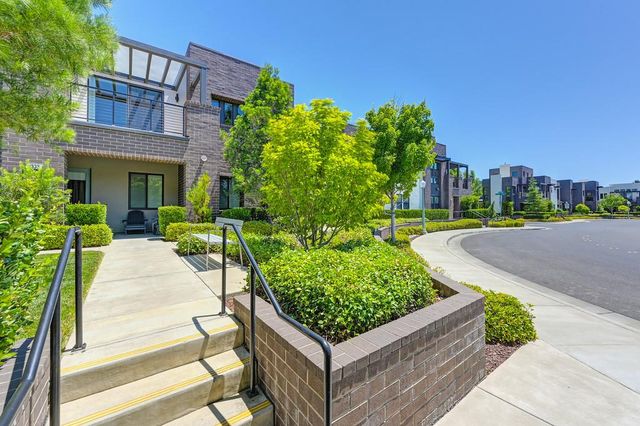 3335 Mckinley Village Way, Sacramento, CA 95816