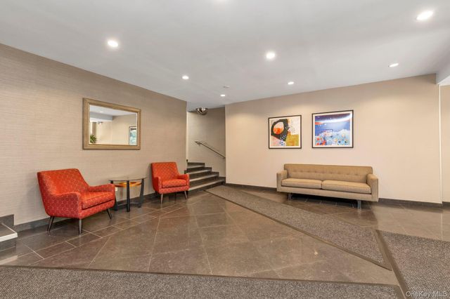 3 Birchwood Court 5G, Mineola, NY 11501