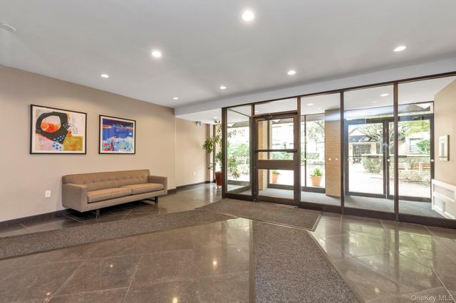 3 Birchwood Court 5G, Mineola, NY 11501