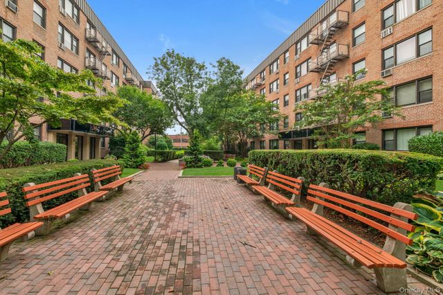3 Birchwood Court 5G, Mineola, NY 11501