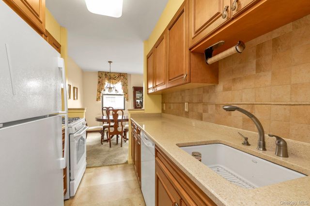 3 Birchwood Court 5G, Mineola, NY 11501