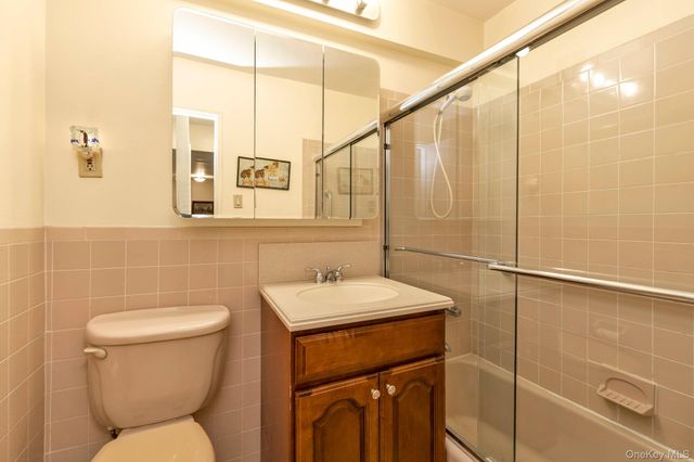 3 Birchwood Court 5G, Mineola, NY 11501